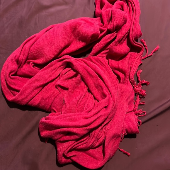 Red scarf - Picture 1 of 1